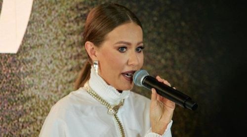 Ксения Собчак Татарстан стендының ПМЭФта кунакларны ничек җәлеп итүен күрсәтте
