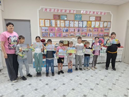 Мулла Иле мәдәният йортында «Ура, каникуллар!» дигән рәсем күргәзмәсе: балалар иҗаты һәм татлы призлар