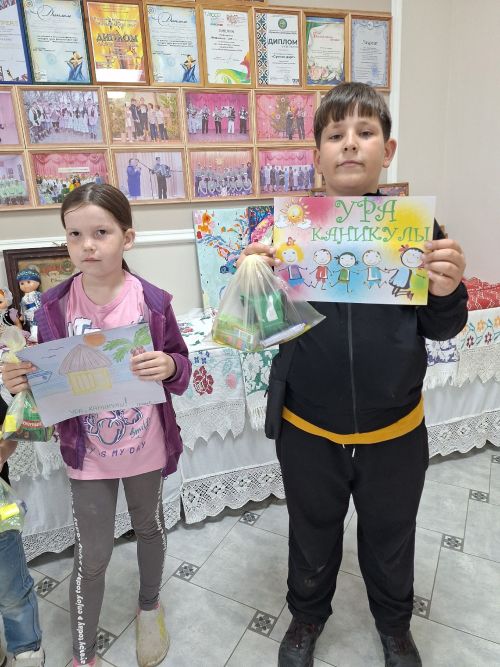 Мулла Иле мәдәният йортында «Ура, каникуллар!» дигән рәсем күргәзмәсе: балалар иҗаты һәм татлы призлар