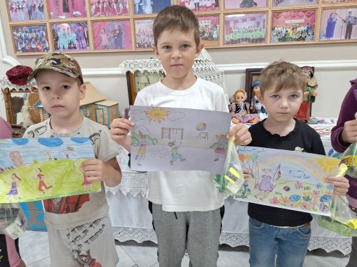 Мулла Иле мәдәният йортында «Ура, каникуллар!» дигән рәсем күргәзмәсе: балалар иҗаты һәм татлы призлар