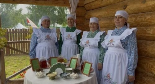 Бәйрәм мәйданына хөрмәтле кунаклар да килеп җитте