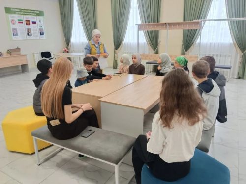 «Светофорның каникулы юк»: Олы Ачасырда юл хәрәкәте кагыйдәләре буенча белем бирү чарасы узды