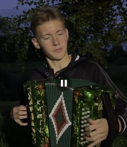 Камил Баһ дусларыбызга, язылучыларыбызга үзенең кайнар кичке музыкаль сәламен юллый