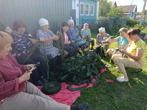 Мулла Иле һәм Зур Өтәк авылы волонтерлары хәрбиләргә 13 рулон лента кисте