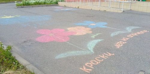 Бакырчыда асфальт нәни рәссамнар өчен иҗат мәйданчыгына әверелде