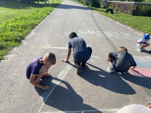 Карашәмдә «Үзебезнекеләрне ташламыйбыз» дип аталган асфальтта рәсем ясау конкурсы узды