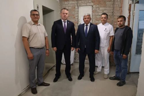 Татарстан Сәламәтлек саклау министры Әлмир Абашев Васильевода ремонт барышы белән танышты