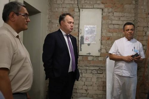 Татарстан Сәламәтлек саклау министры Әлмир Абашев Васильевода ремонт барышы белән танышты