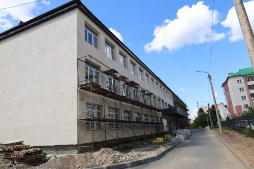 Яшел Үзән медицина көллиятенең уку корпусында капиталь ремонт эшләренең барышы белән таныштылар
