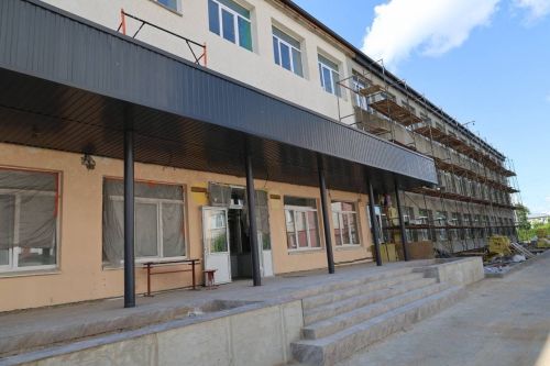 Яшел Үзән медицина көллиятенең уку корпусында капиталь ремонт эшләренең барышы белән таныштылар
