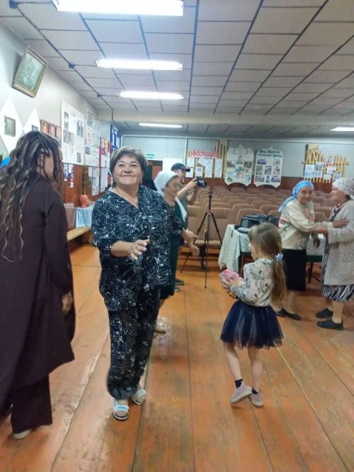 Олы Шырдан мәдәният йортында махсус хәрби операциядә катнашучы егетләребезгә ярдәм йөзеннән оештырылган «Йөрәктән йөрәккә» исемле хәйрия концерты узды