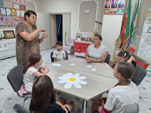 Мулла Иле мәдәният йортында «Бүләккә ромашкалар» дип исемләнгән очрашу узды