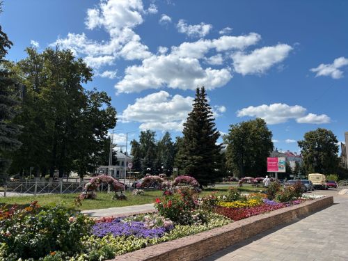Ни өчен бер урам чәчәккә күмелә, ә икенчесе юк?