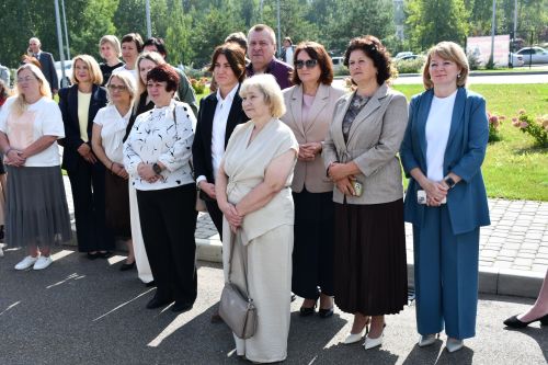 Күпбалалы Трубкиннар гаиләсенә микроавтобус бүләк ителде