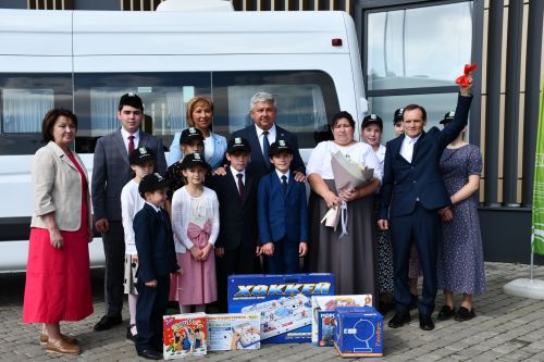 Күпбалалы Трубкиннар гаиләсенә микроавтобус бүләк ителде