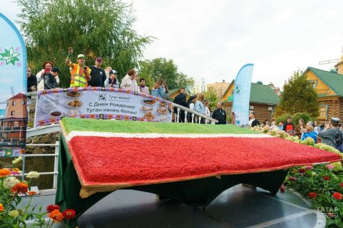 Казанда яңа гастрономик рекорд куелды – чәк-чәктән иң зур байрак ясадылар