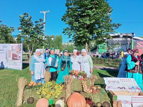 Яшел Үзәндә Республика көне: капкалы уеннар, көзге нигъмәтләр һәм чигү серләре