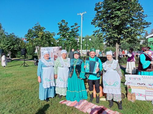 Яшел Үзәндә Республика көне: капкалы уеннар, көзге нигъмәтләр һәм чигү серләре