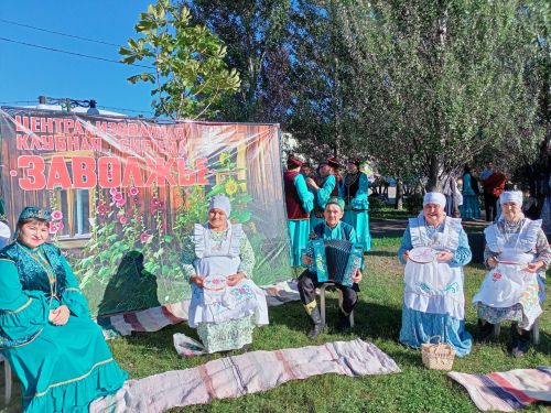 Яшел Үзәндә Республика көне: капкалы уеннар, көзге нигъмәтләр һәм чигү серләре
