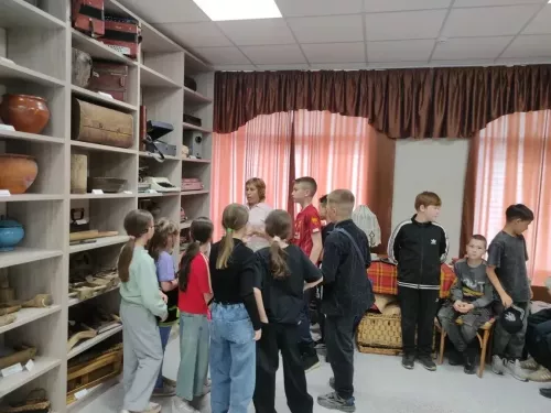 Татар Танае авылы мәдәният йортында «Үткәннәр белән танышу» исемле музей бүлмәсенә экскурсия узды
