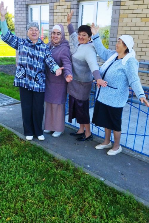 Күгәй авылында халык бергәләшеп бии, аралаша һәм күңел ача