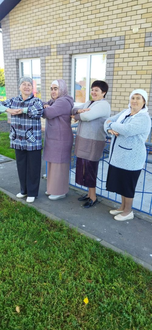 Күгәй авылында халык бергәләшеп бии, аралаша һәм күңел ача