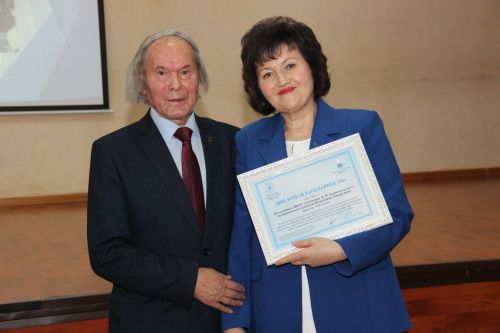 "Үзеңнән соң җирдә эз калдырыйм дисәң - Укытучы бул!"