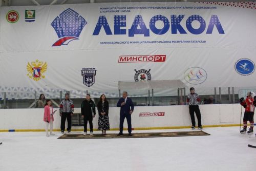 "Тигрлар" командасы уенчыларын Зеленодольск шәһәре һәм районы башлыгы, Зеленодольск шәһәре мэры Михаил Афанасьев шәхсән котлады.