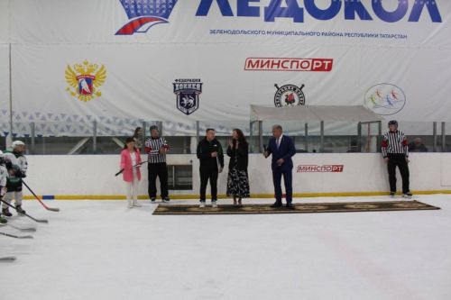 "Тигрлар" командасы уенчыларын Зеленодольск шәһәре һәм районы башлыгы, Зеленодольск шәһәре мэры Михаил Афанасьев шәхсән котлады.