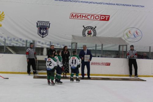 "Тигрлар" командасы уенчыларын Зеленодольск шәһәре һәм районы башлыгы, Зеленодольск шәһәре мэры Михаил Афанасьев шәхсән котлады.