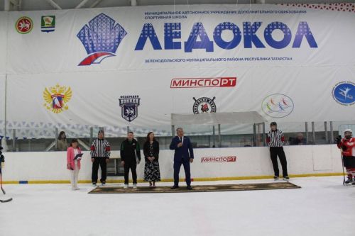 "Тигрлар" командасы уенчыларын Зеленодольск шәһәре һәм районы башлыгы, Зеленодольск шәһәре мэры Михаил Афанасьев шәхсән котлады.
