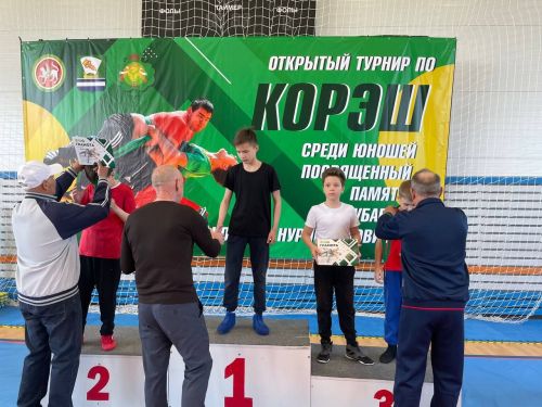 Осиново бистәсенең 7нче спорт мәктәбендә күп тапкырлар Сабантуйларында җиңү яулаган Миндубаев Илдар Нурислам улы истәлегенә багышланган яшьләр арасында көрәш турниры
