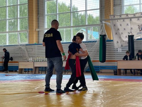 Осиново бистәсенең 7нче спорт мәктәбендә күп тапкырлар Сабантуйларында җиңү яулаган Миндубаев Илдар Нурислам улы истәлегенә багышланган яшьләр арасында көрәш турниры
