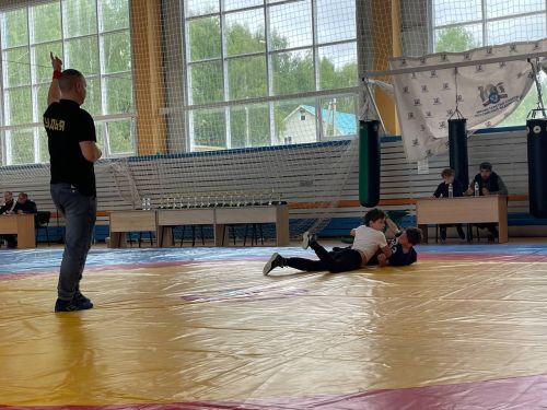 Осиново бистәсенең 7нче спорт мәктәбендә күп тапкырлар Сабантуйларында җиңү яулаган Миндубаев Илдар Нурислам улы истәлегенә багышланган яшьләр арасында көрәш турниры