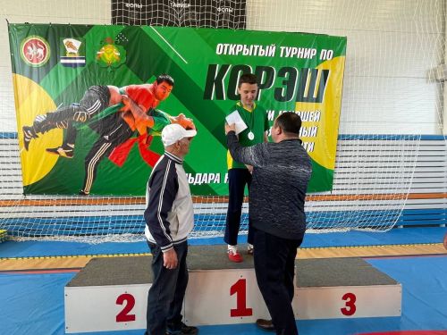 Осиново бистәсенең 7нче спорт мәктәбендә күп тапкырлар Сабантуйларында җиңү яулаган Миндубаев Илдар Нурислам улы истәлегенә багышланган яшьләр арасында көрәш турниры