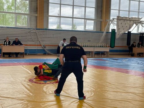Осиново бистәсенең 7нче спорт мәктәбендә күп тапкырлар Сабантуйларында җиңү яулаган Миндубаев Илдар Нурислам улы истәлегенә багышланган яшьләр арасында көрәш турниры