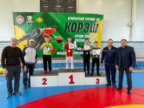 Осиново бистәсенең 7нче спорт мәктәбендә күп тапкырлар Сабантуйларында җиңү яулаган Миндубаев Илдар Нурислам улы истәлегенә багышланган яшьләр арасында көрәш турниры