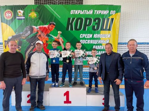 Осиново бистәсенең 7нче спорт мәктәбендә күп тапкырлар Сабантуйларында җиңү яулаган Миндубаев Илдар Нурислам улы истәлегенә багышланган яшьләр арасында көрәш турниры