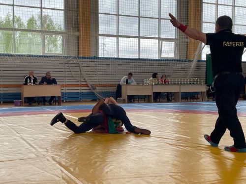 Осиново бистәсенең 7нче спорт мәктәбендә күп тапкырлар Сабантуйларында җиңү яулаган Миндубаев Илдар Нурислам улы истәлегенә багышланган яшьләр арасында көрәш турниры
