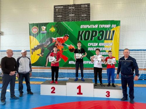 Осиново бистәсенең 7нче спорт мәктәбендә күп тапкырлар Сабантуйларында җиңү яулаган Миндубаев Илдар Нурислам улы истәлегенә багышланган яшьләр арасында көрәш турниры