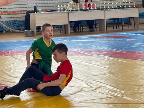 Осиново бистәсенең 7нче спорт мәктәбендә күп тапкырлар Сабантуйларында җиңү яулаган Миндубаев Илдар Нурислам улы истәлегенә багышланган яшьләр арасында көрәш турниры