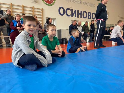 Осиново бистәсенең 7нче спорт мәктәбендә күп тапкырлар Сабантуйларында җиңү яулаган Миндубаев Илдар Нурислам улы истәлегенә багышланган яшьләр арасында көрәш турниры