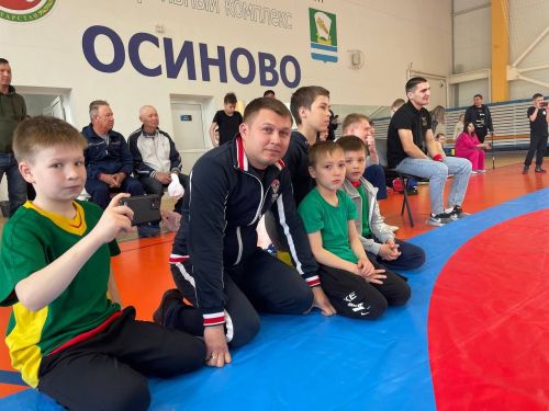 Осиново бистәсенең 7нче спорт мәктәбендә күп тапкырлар Сабантуйларында җиңү яулаган Миндубаев Илдар Нурислам улы истәлегенә багышланган яшьләр арасында көрәш турниры