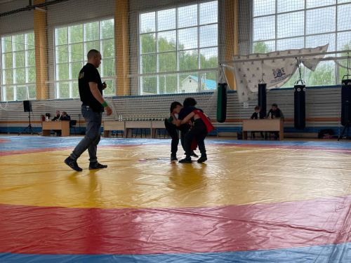Осиново бистәсенең 7нче спорт мәктәбендә күп тапкырлар Сабантуйларында җиңү яулаган Миндубаев Илдар Нурислам улы истәлегенә багышланган яшьләр арасында көрәш турниры