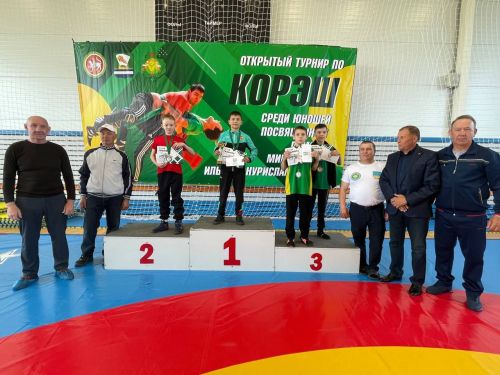 Осиново бистәсенең 7нче спорт мәктәбендә күп тапкырлар Сабантуйларында җиңү яулаган Миндубаев Илдар Нурислам улы истәлегенә багышланган яшьләр арасында көрәш турниры