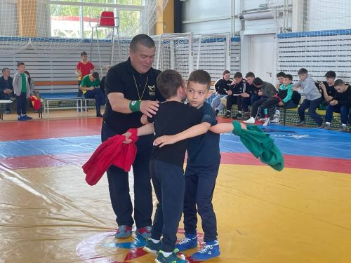 Осиново бистәсенең 7нче спорт мәктәбендә күп тапкырлар Сабантуйларында җиңү яулаган Миндубаев Илдар Нурислам улы истәлегенә багышланган яшьләр арасында көрәш турниры
