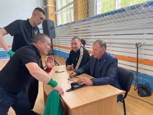 Осиново бистәсенең 7нче спорт мәктәбендә күп тапкырлар Сабантуйларында җиңү яулаган Миндубаев Илдар Нурислам улы истәлегенә багышланган яшьләр арасында көрәш турниры