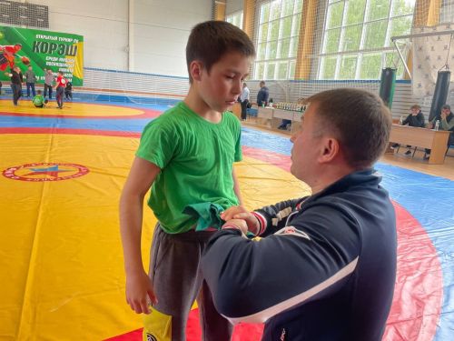 Осиново бистәсенең 7нче спорт мәктәбендә күп тапкырлар Сабантуйларында җиңү яулаган Миндубаев Илдар Нурислам улы истәлегенә багышланган яшьләр арасында көрәш турниры