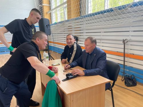 Осиново бистәсенең 7нче спорт мәктәбендә күп тапкырлар Сабантуйларында җиңү яулаган Миндубаев Илдар Нурислам улы истәлегенә багышланган яшьләр арасында көрәш турниры