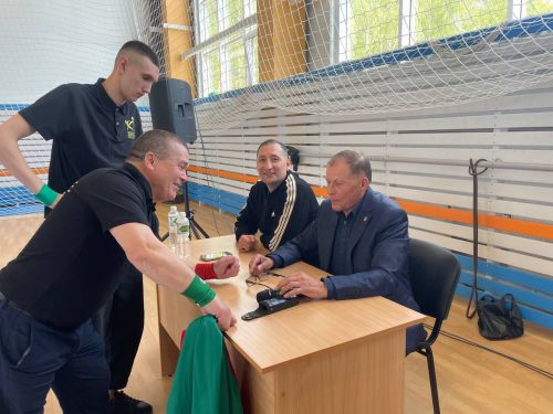 Осиново бистәсенең 7нче спорт мәктәбендә күп тапкырлар Сабантуйларында җиңү яулаган Миндубаев Илдар Нурислам улы истәлегенә багышланган яшьләр арасында көрәш турниры